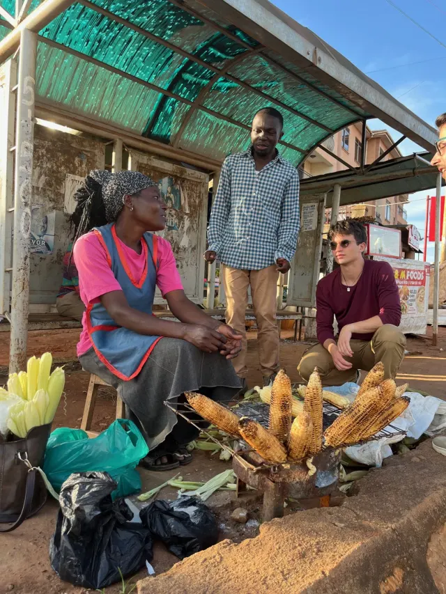 Una conversazione con una commerciante al mercato di Kampala.