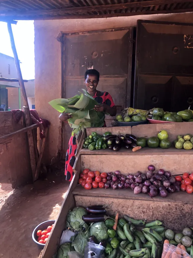 Il banco di un’attività con frutta e verdura.
